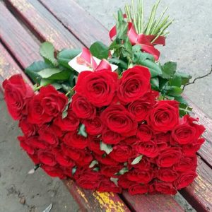 35 красных роз в Полтаве фото