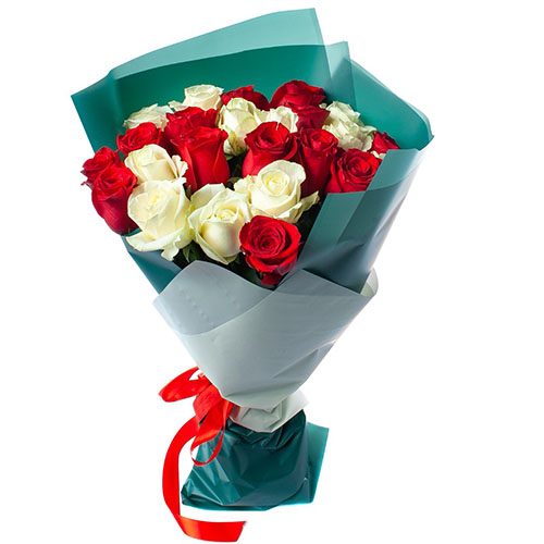 фото букета 25 роз красных и белых