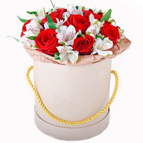 Шляпная коробка "Привет" красные розы и белые альстромерии