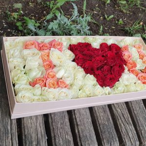 большой букет роз в коробке в Полтаве фото