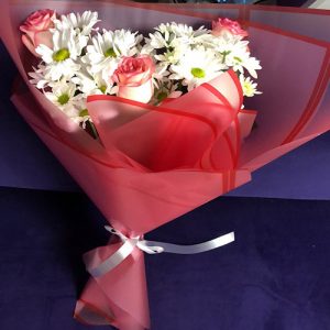 букет 3 розы и белые хризантемы в Полтаве фото
