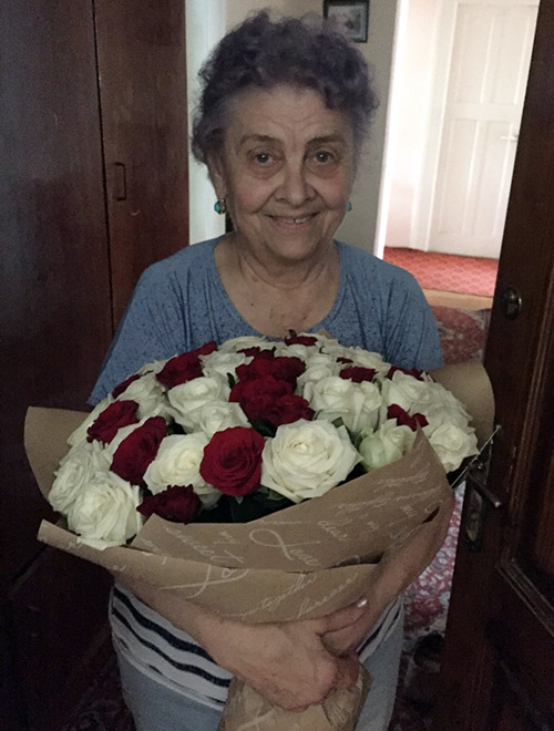 51 красная и белая роза для мамы на день рождения фото