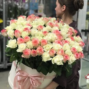шляпная коробка 101 белая и розовая роза в Полтаве фото