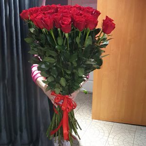 25 высоких импортных роз в Полтаве фото