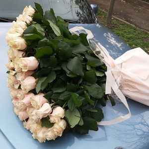 букет зі 101 кремової троянди у Полтаві фото